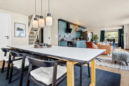 Η κουζίνα ή μικρή κουζίνα στο Amazing house - panoramic view sauna and jacuzzi