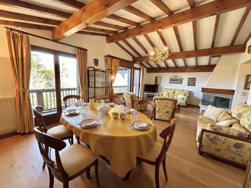 une salle à manger avec une table et un salon dans l'établissement Charmant 2 pièces, 4 couchages, Megève - À 400m des remontées mécaniques, balcon et parking inclus - FR-1-597-169, à Megève