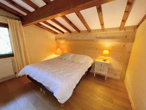 - une chambre avec un lit et deux lampes sur une table dans l'établissement Charmant 2 pièces, 4 couchages, Megève - À 400m des remontées mécaniques, balcon et parking inclus - FR-1-597-169, à Megève
