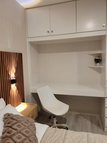 Una cama o camas en una habitación de Minidepa en Javier Prado