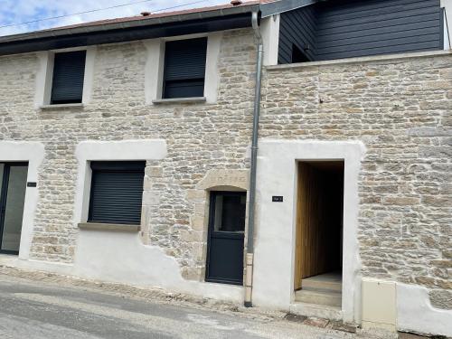 Gallery image of Séjour détente - Appart'hôtel n 1 avec jaccuzi, piscine et petit-déjeuner in Chouzelot