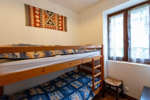 Ce lit superposé se trouve dans un dortoir doté d'une fenêtre. dans l'établissement Appartement 