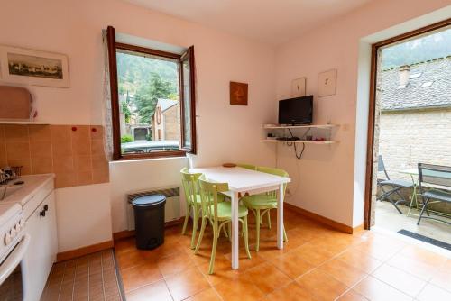 une cuisine et une salle à manger avec une table et des chaises dans l'établissement Appartement 