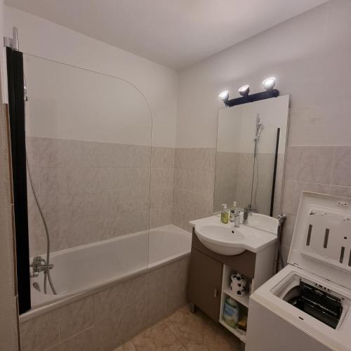 une salle de bain avec un lavabo, une baignoire et des toilettes dans l'établissement Le Sappey 31, à Les Deux Alpes