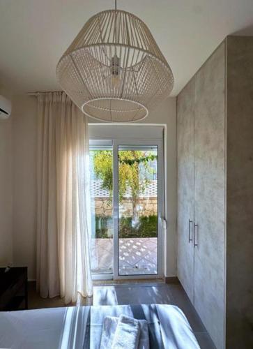 Postel nebo postele na pokoji v ubytování Azure Beach Villas