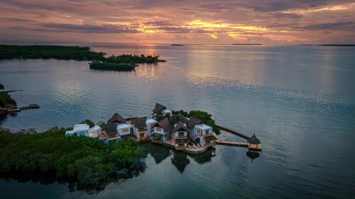 an island in the middle of a body of water at Islawa Soy Local - Isla Privada in Baru