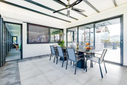 a dining room with a table and chairs at Relax house MAROKIS in Karlovac