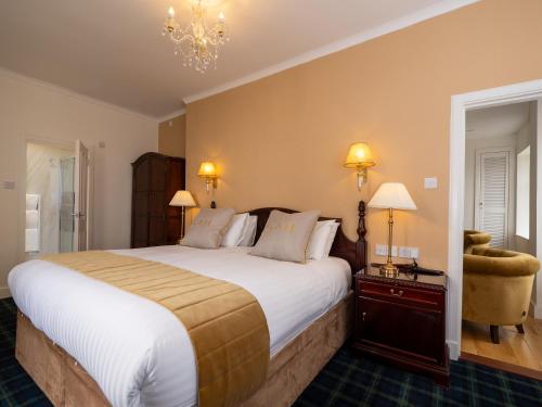 Postel nebo postele na pokoji v ubytování Grant Arms Hotel