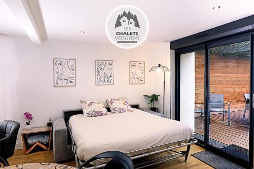 a bedroom with a bed and a balcony at Le Briand Appartement 4étoiles Nancy Thermal Cosy avec Terrasse Wifi in Nancy