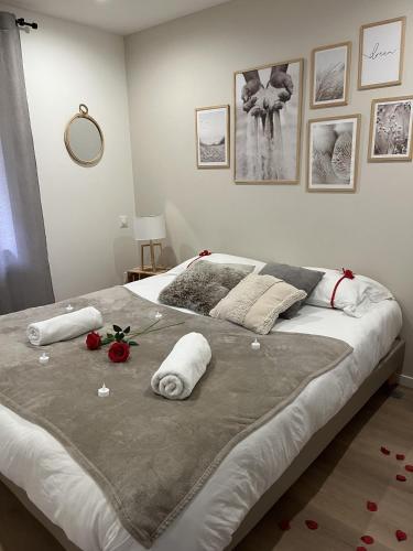 - une chambre avec un grand lit fleuri dans l'établissement Séjour détente - Appart'hôtel n 1 avec jaccuzi, piscine et petit-déjeuner, à Chouzelot