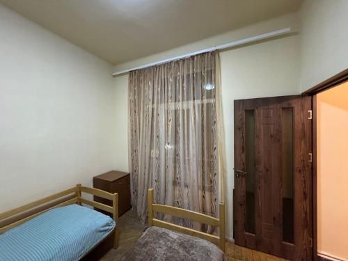 Ένα ή περισσότερα κρεβάτια σε δωμάτιο στο Apartments on Paronyan 15