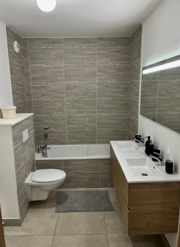 une salle de bain avec toilettes, baignoire et lavabo dans l'établissement Appartement 6 personnes au cœur de Valmeinier - Céleste 102, à Valmeinier