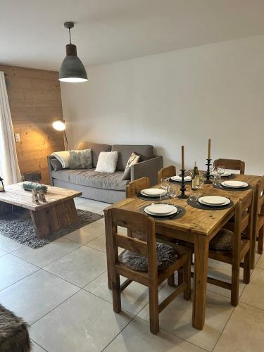 un salon avec une table en bois et un canapé dans l'établissement Appartement 6 personnes au cœur de Valmeinier - Céleste 102, à Valmeinier