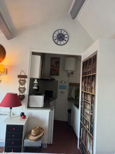 a room with a clock on the wall and a table at La Terrasse de Callian in Callian
