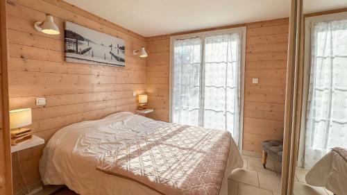 Ένα ή περισσότερα κρεβάτια σε δωμάτιο στο Villa avec piscine à deux pas des pistes cyclables