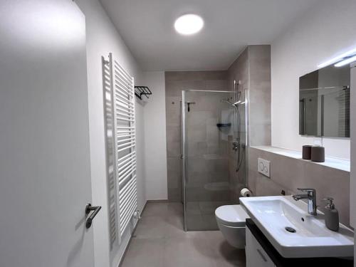 Bilik mandi di Modern Studio near Airport