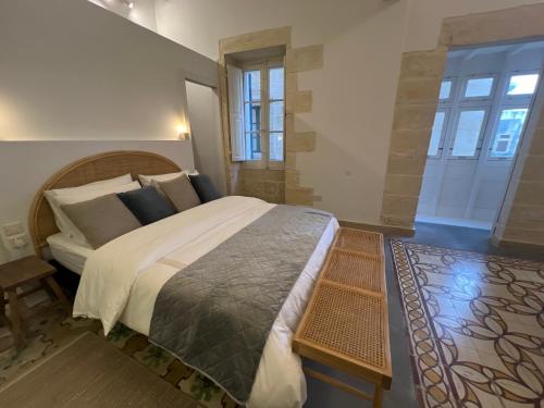 Un ou plusieurs lits dans un hébergement de l'établissement Moon Malta Boutique Stay with Rooftop Pool & Sea Views of Valletta, Grand Harbour & Three Cities