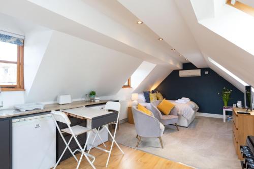 Χώρος καθιστικού στο Stunning studio flat with dedicated private garden