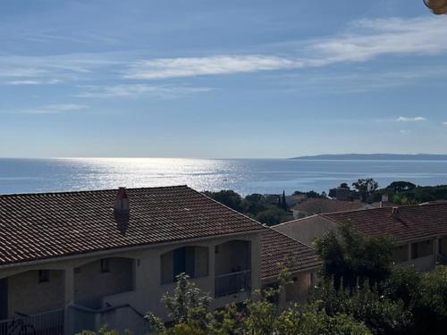 - une vue sur une maison avec l'océan en arrière-plan dans l'établissement Le Bleu Mer, aux Issambres