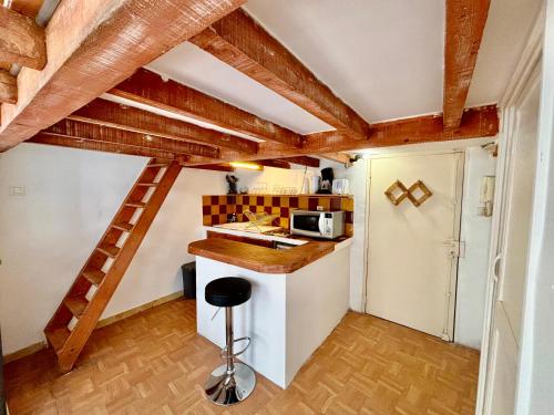 une petite cuisine avec un comptoir et un micro-ondes dans l'établissement Charmant T1 mezzanine provençal, à Aix-en-Provence
