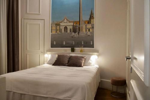 ein Schlafzimmer mit einem weißen Bett und einem Gemälde an der Wand in der Unterkunft Dimora Vantaggio in Rom