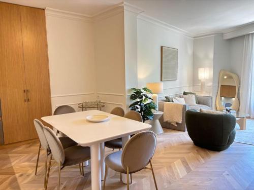 un salon avec une table, des chaises et un canapé dans l'établissement Le Pénélope, à Aix-en-Provence