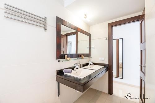 Luxury townhouse with rooftop sauna & Jacuzzi