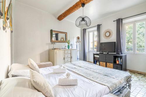 - une chambre avec 2 lits et une télévision dans l'établissement LE FORVILLE lumineux en plein centre, à deux pas du Palais, Croisette et plages, à Cannes