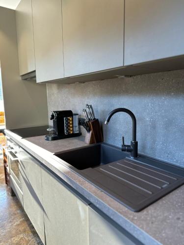 Una cocina o cocineta en Hotel Victoria - adults only