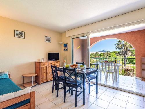 un salon avec une table et des chaises et un balcon dans l'établissement Apartment Les Marines-16 by Interhome, à La Foux