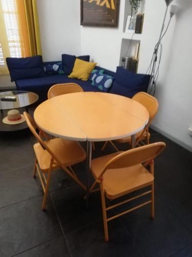 - un salon avec une table et des chaises dans l'établissement Duplex des 13 Cantons, à Marseille