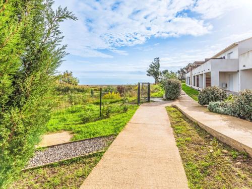 une passerelle devant un bâtiment dans l'établissement Apartment Casa Mido by Interhome, à Linguizzetta