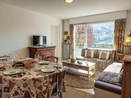 un salon avec une table et un canapé dans l'établissement Apartment La côte du Parc-2 by Interhome, à Saint-Gervais-les-Bains