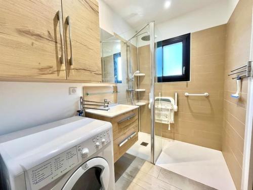 une machine à laver dans une salle de bain avec un lavabo dans l'établissement Maison proche de la Dune du Pyla 6pers, à La Teste-de-Buch