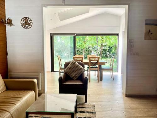 un salon avec un canapé et une table dans l'établissement Maison proche de la Dune du Pyla 6pers, à La Teste-de-Buch