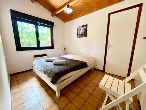 une chambre avec un lit et une fenêtre dans l'établissement Maison proche de la Dune du Pyla 6pers, à La Teste-de-Buch