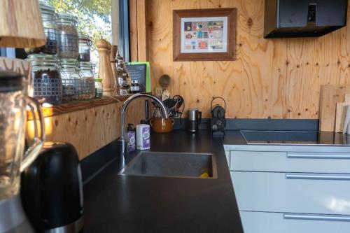 una cocina con fregadero y encimera en Dunes of Egmond, en Egmond-Binnen