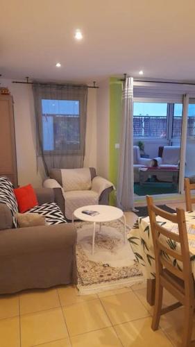 un salon avec un canapé et une table dans l'établissement Marseille centre loc, à Marseille