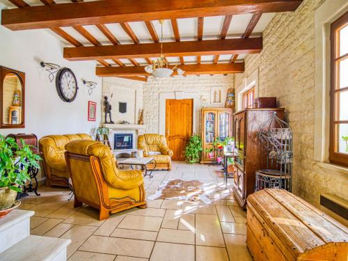 Χώρος καθιστικού στο Holiday Home La Petite Maison dans la Prairie by Interhome