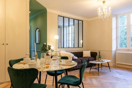 un salon avec une table, des chaises et un canapé dans l'établissement Château de Souhy, à Urcuit