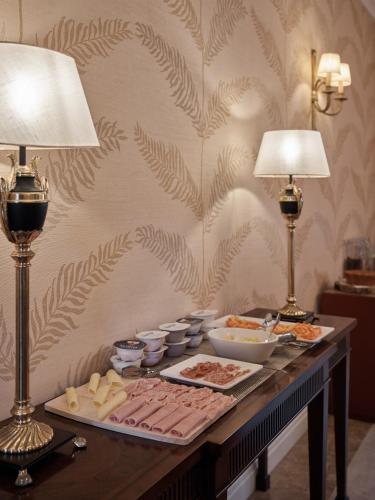 a table with food on it with two lamps and lights at Quinta da Carlota in Torres Vedras