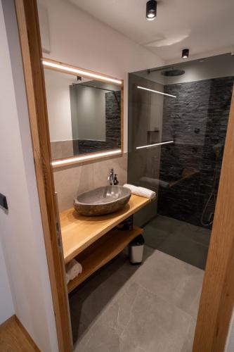 a bathroom with a sink and a shower at Lanzenschuster in San Genesio Atesino