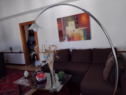 un salon avec un canapé et une table dans l'établissement Au Gré Du Voyage, à Uzès