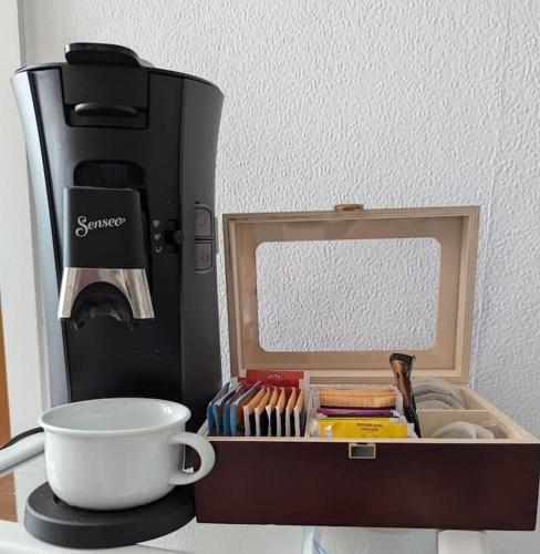 Tetera y cafetera en Gemütliche Wohnung im Retrostil