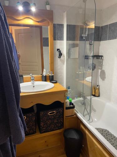 une salle de bain avec un lavabo, une douche et une baignoire dans l'établissement Appartement 6 pers les Orres 1800 - Piscine chauffée Sauna, aux Orres