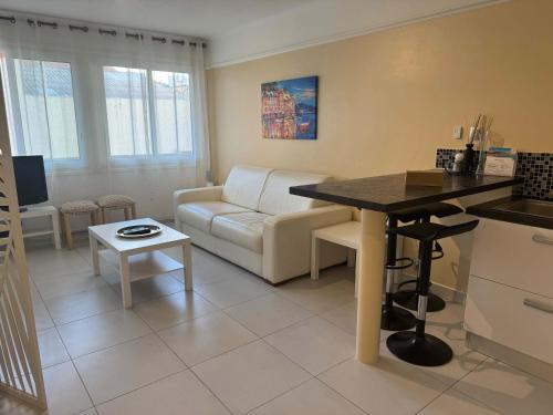 une cuisine et un salon avec un canapé et une table dans l'établissement B075-Studio agréable centre Cannes, à Cannes