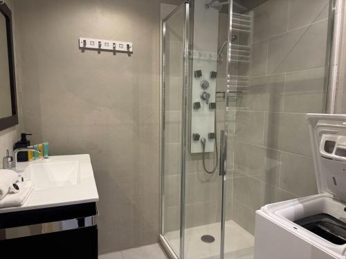 une salle de bain avec une douche en verre et un lavabo dans l'établissement B075-Studio agréable centre Cannes, à Cannes
