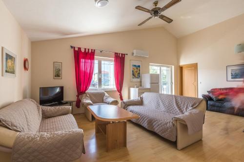 TV a/nebo společenská místnost v ubytování Apartment Pero