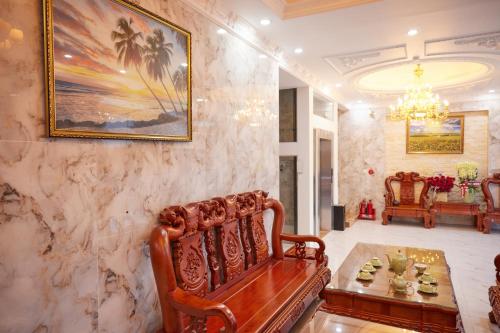 a living room with a couch and a table at Kiều Tiên Hotel in Long Thành