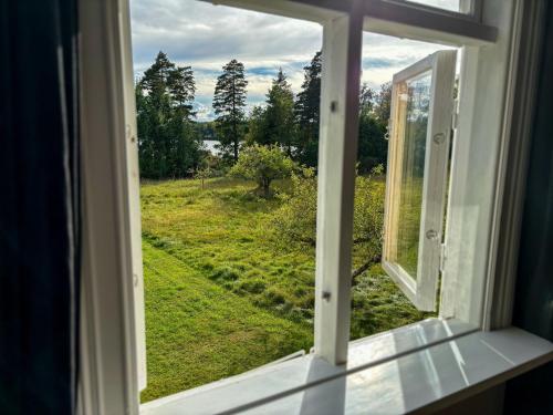 a window with a view of a green field at Seegut Hovmantorp in Hovmantorp
